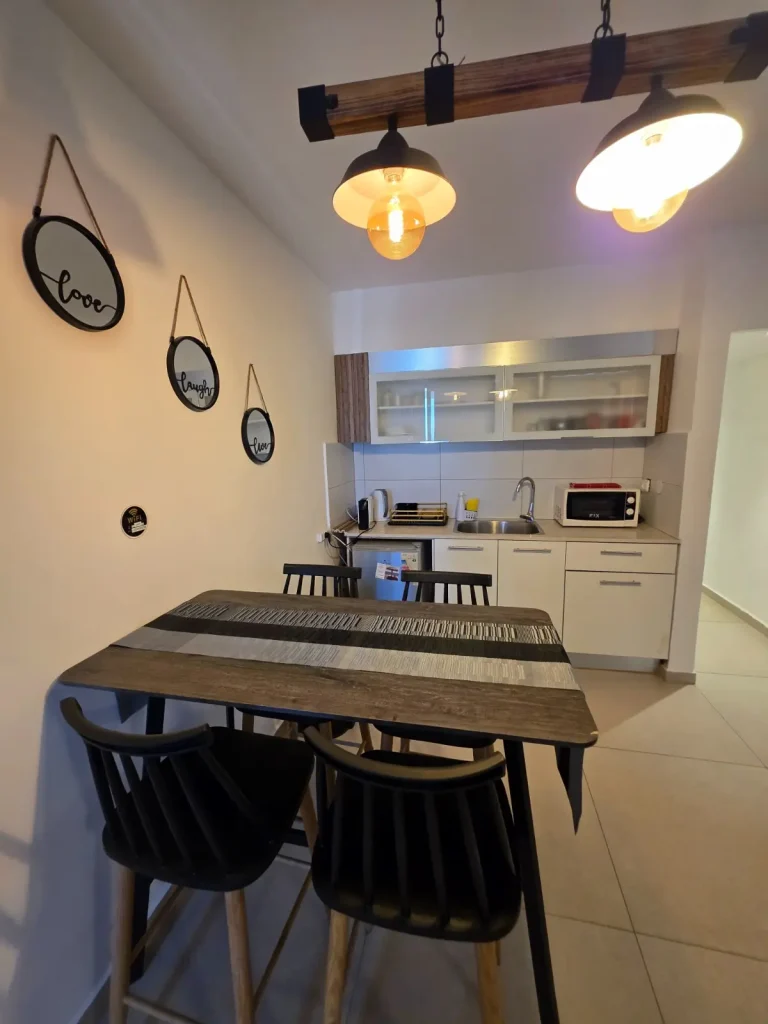 לב אילת — חדר וסלון עם מרפסת באילת